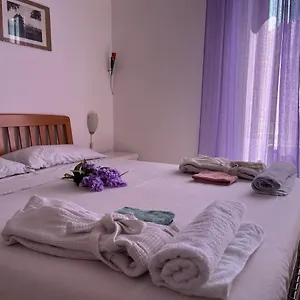 Peaceful Family Apartment, Near Metro Rome